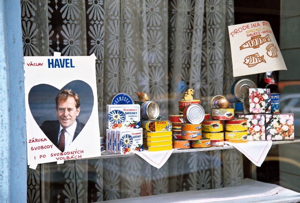 Vaclav Havel, futur président de la république Tchèque cotoie des boites de sardines